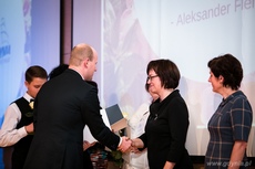 Wiceprezydent Gdyni Bartosz Bartoszewicz wręcza odznaczenia i wyróżnienia, nauczycielom i pracownikom oświaty z okazji Dnia Edukacji Narodowej, fot. Karol Stańczak