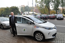 Wiceprezydent Gdyni Marek Stępa obok Renault ZOE, fot. Agnieszka Wołowicz