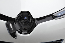 Kontakt w masce do ładowania elektrycznego Renault ZOE, fot. Agnieszka Wołowicz