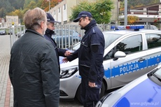 Prezydent Gdyni Wojciech Szczurek Komendant Miejski Policji w Gdyni insp. Robert Leksyki przekazują kluczyki policjantom do dwóch Opli, fot. Sebastian Drausal