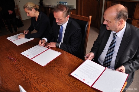 List intencyjny podpisują od lewej Dorota Pyć - Podsekretarz Stanu w Ministerstwie Infrastruktury i Rozwoju, Wojciech Szczurek - prezydent Gdyni oraz Janusz Jarosiński - Prezes ZPMG SA, fot. Michał Kowalski