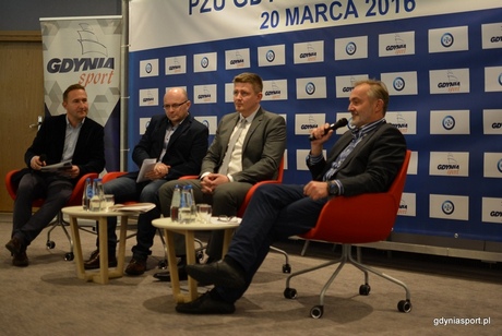 Pierwszy od prawej prezydent Gdyni Wojciech Szczurek na konferencji „PZU Gdynia Półmaraton”, fot. Krzysztof Szczypior, gdyniasport.pl