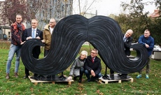 Ambasadorzy projektu Movember przy instalacji wąsów pod Gdynia Infobox, fot. Fundacja Gdyński Most Nadziei