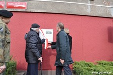 Prezydent Gdyni Wojciech Szczurek odsłania tablicę upamiętniającą działania antykomunistyczne młodzieżowych organizacji, fot. Dorota Nelke