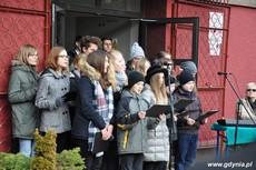 Uczniowie na uroczystości odsłonięcia tablicy upamiętniającej działania antykomunistyczne młodzieżowych organizacji, fot. Dorota Nelke