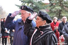 Kombatanci składają hołd pod tablicą upamiętniającą działania antykomunistyczne młodzieżowych organizacji, fot. Dorota Nelke