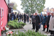 Władze miasta Gdyni składają hołd pod tablicą upamiętniającą działania antykomunistyczne młodzieżowych organizacji, fot. Dorota Nelke