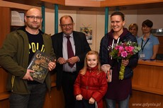 Pani Małgorzata Grzeszczak z rodziną i dyrektorem Urzędu Miasta Gdyni Jerzym Zającem w gdyńskiej Sali Obsługi Mieszkańców, fot. Michał Puszczewicz