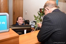 Dyrektor Urzędu Miasta Gdyni wręcza różę urzędnicze pracującej w sobotę w Sali Obsługi Mieszkańców w gdyńskim magistracie, fot. Michał Puszczewicz