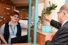Dyrektor Urzędu Miasta Gdyni wręcza różę urzędnicze pracującej w sobotę w Sali Obsługi Mieszkańców w gdyńskim magistracie, fot. Michał Puszczewicz