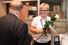Dyrektor Urzędu Miasta Gdyni wręcza różę urzędnicze pracującej w sobotę w Sali Obsługi Mieszkańców w gdyńskim magistracie, fot. Michał Puszczewicz