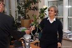 Dyrektor Urzędu Miasta Gdyni wręcza różę urzędnicze pracującej w sobotę w Sali Obsługi Mieszkańców w gdyńskim magistracie, fot. Michał Puszczewicz