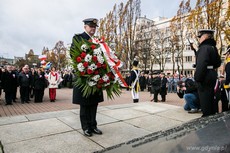 Delegacja władz miasta Gdyni z prezydentem Wojciechem Szczurkiem składa wieniec pod Płytą Marynarza Polskiego, fot. Karol Stańczak