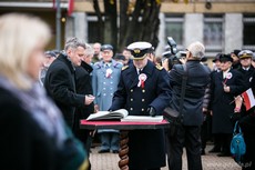 Księga pamiątkowa w dniu Święta Niepodległości wystawiona na Skwerze Kościuszki, fot. Karol Stańczak