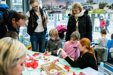 Warsztaty kotylionowe w Gdynia Infobox, fot. Karol Stańczak