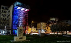 Trójkolorowa iluminacja na Gdynia Infobox, fot. Mateusz Skowronek