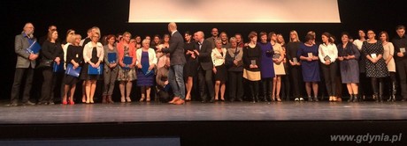 Pracownicy Miejskiego Ośrodka Pomocy Społecznej na uroczystej gali z okazji jubileuszu 25-lecia powstania ośrodka, fot. Michał Guć