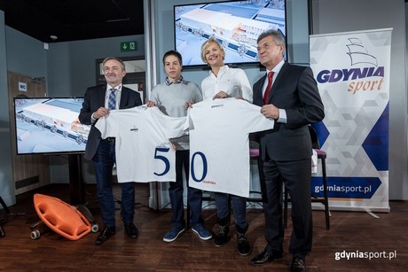 Od lewej prezydent Gdyni Wojciech Szczurek, Mateusz Arndt z KS Delfin Gdynia, Otylia Jędrzejczak, medalistka igrzysk olimpijskich w pływaniu, Andrzej Kowalski, prezes Polskiego Związku Pływackiego, fot. gdyniasport.pl