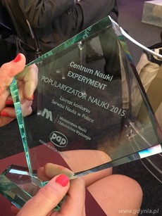Statuetka dla Gdyńskiego Centrum Nauki EXPERYMENT za zwycięstwo w konkursie „Popularyzator nauki 2015 w kategorii „Instytucje pozanaukowe, fot. Maja Banaszczyk
