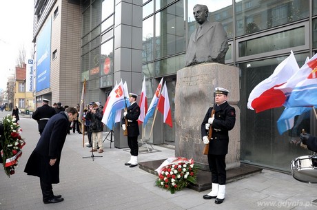 W uroczystość upamiętniająca 127. rocznicę urodzin budowniczego Gdyni kwiaty złożył wiceprzewodniczący Rady Miasta Gdyni Andrzej Bień, fot. Michał Kowalski