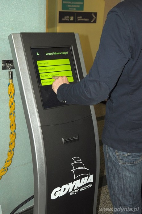 Nowoczesny automat biletowy w Sali Obsługi Mieszkańców, fot. Michał Kowalski