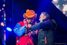 Konjo wraz z prezydentem Gdyni Wojciechem Szczurkiem odliczają czas do północy, fot. Karol Stańczak