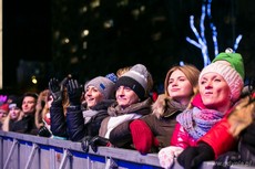 Publiczność na miejskim sylwestrze na skwerze Kościuszki w Gdyni, fot. Karol Stańczak