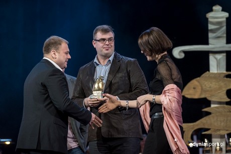 Maciej Cetnerowski odbiera wyróżnienie dla futbolistów amerykańskich Seahawks Gdynia, fot. gdyniasport.pl