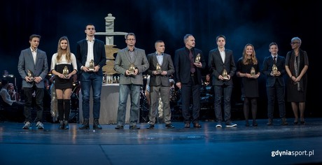 Nadzieje Gdyńskiego Sportu 2015 ze statuetkami, fot. gdyniasport.pl