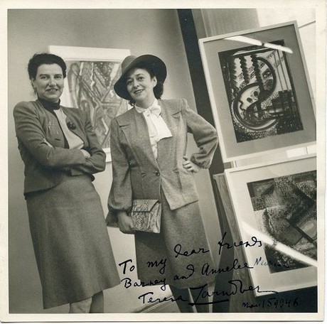 Zdjęcie Teresy Żarnower z Peggy Guggenheim z wystawy 16 Gouaches z dedykacją dla Annalee i Barnetta Newmanów