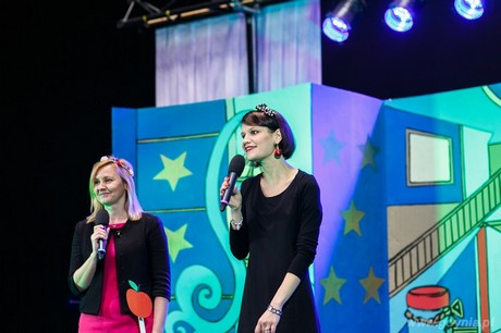 Pełnomocnik prezydenta Gdyni ds. rodziny Beata Szadziul i wiceprezydent Gdyni Katarzyna Gruszecka-Spychała na balu karnawałowym dla dzieci w Gdynia Arena, fot. gdyniasport.pl