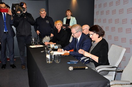 Senator Sławomir Rybicki przekazuje pamiątki po Janie Nowaku Jeziorańskim Muzeum Emigracji, fot. Agnieszka Wołowicz