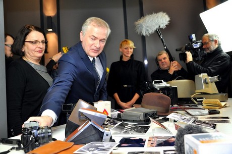 Senator Sławomir Rybicki prezentuje pamiątki po Janie Nowaku Jeziorańskim przekazane Muzeum Emigracji, fot. Agnieszka Wołowicz
