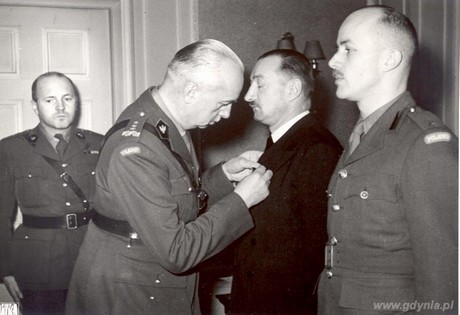 Anglia 1943 po prawej Jan Nowak Jeziorański w środku gen. Kazimierz Sosnkowski wręcza odznaczenie - zdjęcie przekazane Muzeum Emigracji