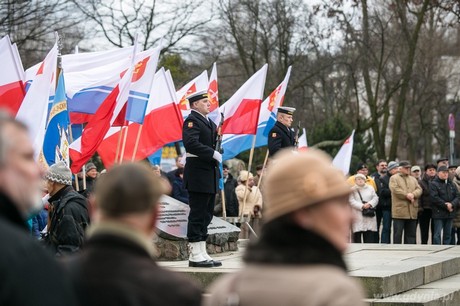 Uroczystości pod Pomnikiem Marynarza Polskiego w rocznicę uzyskania praw miejskich z udziałem samorządu gdyńskiego i mieszkańców, fot. Karol Stańczak