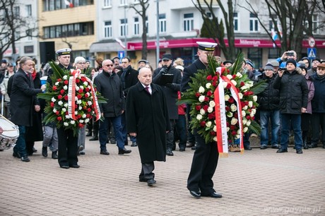 Uroczystości pod Pomnikiem Marynarza Polskiego w rocznicę uzyskania praw miejskich z udziałem samorządu gdyńskiego i mieszkańców, fot. Karol Stańczak