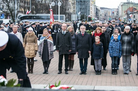 Uroczystości pod Pomnikiem Marynarza Polskiego w rocznicę uzyskania praw miejskich z udziałem samorządu gdyńskiego i mieszkańców, fot. Karol Stańczak