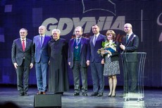 Od lewej prezydent Gdyni Wojciech Szczurek, Andrzej Boczek, ks. Edmund Wierzbowski, Ernest Bryll, prezydent RP Andrzej Duda, Małgorzata Sokołowska i przewodniczący Rady Miasta Gdyni Zygmunt Zmuda-Trzebiatowski, fot. Karol Stańczak