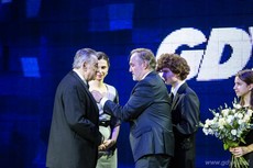 Stefan Iżyłowski otrzymuje medal Gloria Artis z rąk prezydenta Gdyni Wojciecha Szczurka, fot. Karol Stańczak