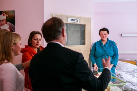 Prezydenta Gdyni Wojciech Szczurek odwiedził noworodki urodzone 10 lutego, fot. Karol Stańczak