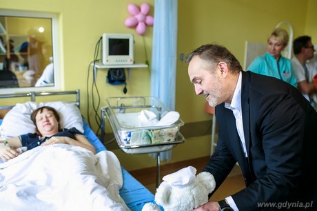 Prezydenta Gdyni Wojciech Szczurek odwiedził noworodki urodzone 10 lutego, fot. Karol Stańczak
