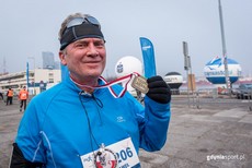 Finalista marszu Nordic Walking PKO Grand Prix Gdyni 2016 z medalem, fot. gdyniasport.pl