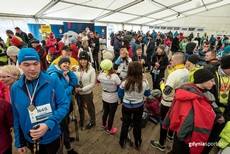 Finaliści marszu Nordic Walking PKO Grand Prix Gdyni 2016 z medalami, fot. gdyniasport.pl