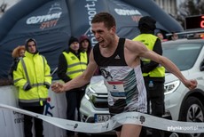Tomasz Grycko pierwszy na mecie Biegu Urodzinowego PKO Grand Prix Gdyni 2016, fot. gdyniasport.pl