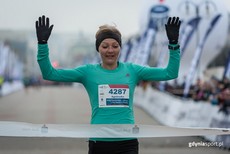 Agnieszka Mierzejewska pierwsza na mecie Biegu Urodzinowego PKO Grand Prix Gdyni 2016 wśród kobiet, fot. gdyniasport.pl