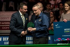 Martin Gould odbiera nagrodę za zajęcie drugiego miejsca w finale Gdynia Open 2016, fot. gdyniasport.pl