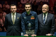 Mark Selby ze statuetką za zwycięstwo w turnieju Gdynia Open 2016, fot. gdyniasport.pl