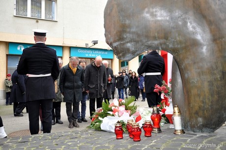 Prezydent Gdyni Wojciech Szczurek, przewodniczący Rady Miasta Gdyni Zygmunt Zmuda-Trzebiatowski i radni miasta Gdyni składają hołd ofiarom terroru komunistycznego, fot. Sebastian Drausal