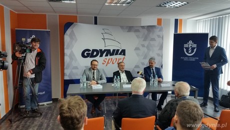 Prezydent Gdyni Wojciech Szczurek ogłasza na konferencji organizację Mistrzostwa Świata Juniorów ISAF w Gdyni, fot. Sebastian Drausal