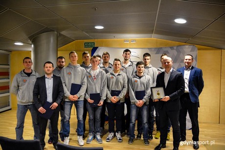 Koszykarze Asseco Gdynia z listami gratulacyjnymi od prezydenta miasta Gdyni, fot. gdyniasport.pl